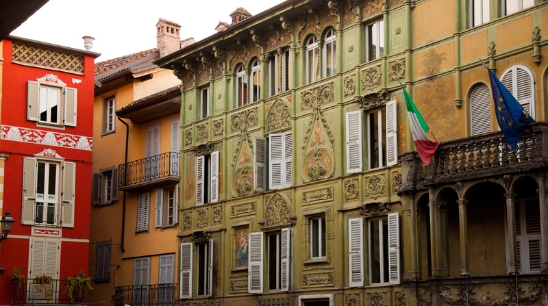 outdoors, day, 1080P, sky, city, no people, luxury, balcony, clear sky, residential district, the province of alessandria, facade, low angle view, text