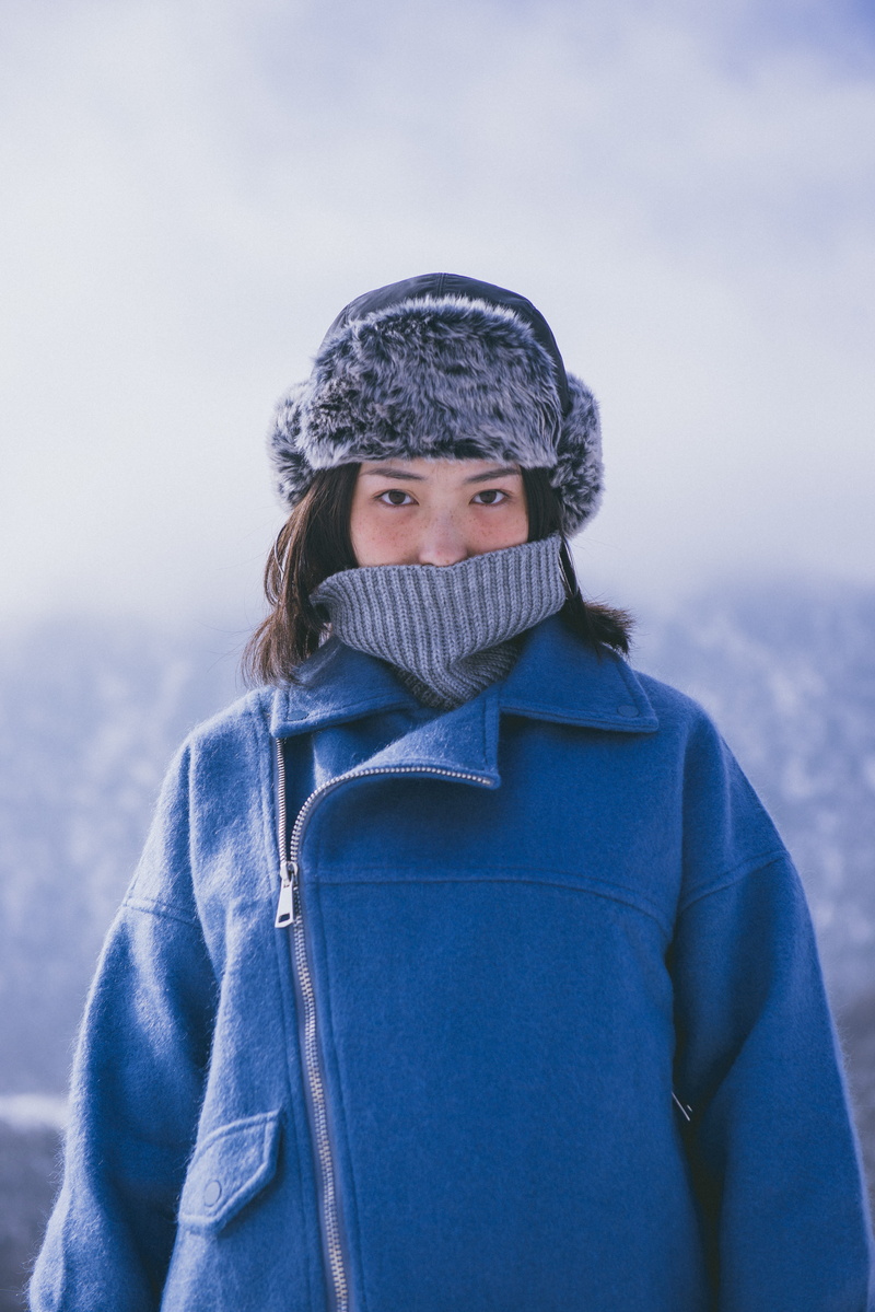 lady, young adult, female, adults Only, standing, clothing, 5K, gray, jumper, coat, blue, leisure activity, lifestyles, nature, warm Clothing, people