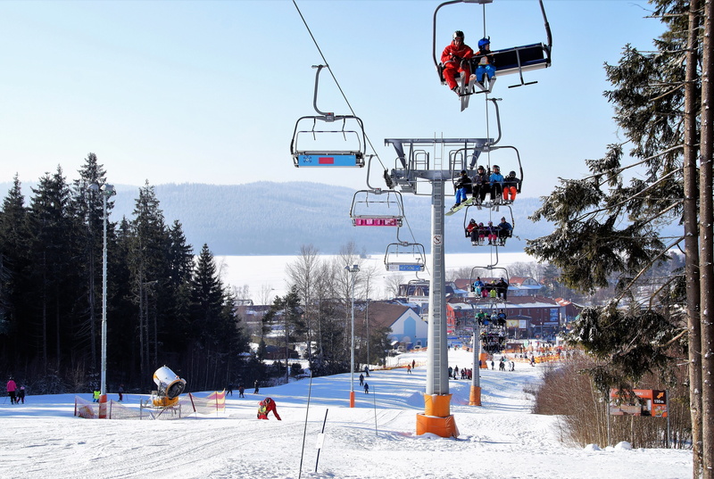 men, skiing, outdoors, skiers, leisure activity, cold temperature, transportation, overhead Cable Car, incidental people, Ski Resort, nature, czech republic
