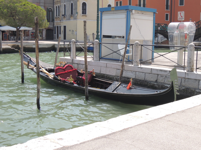 rialto bridge, italy, venice, nautical vessel, 4K, transportation, incidental people, outdoors, wooden post, gondola, city, building exterior, gondola - traditional boat