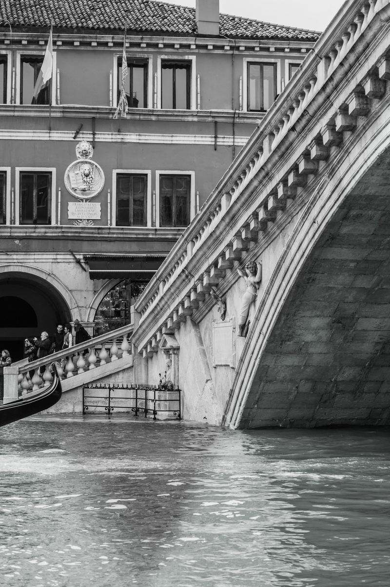 outdoors, building, arch, transportation, city, bandw, building exterior, connection, travel, river, gondola, architecture, 5K, water, built structure