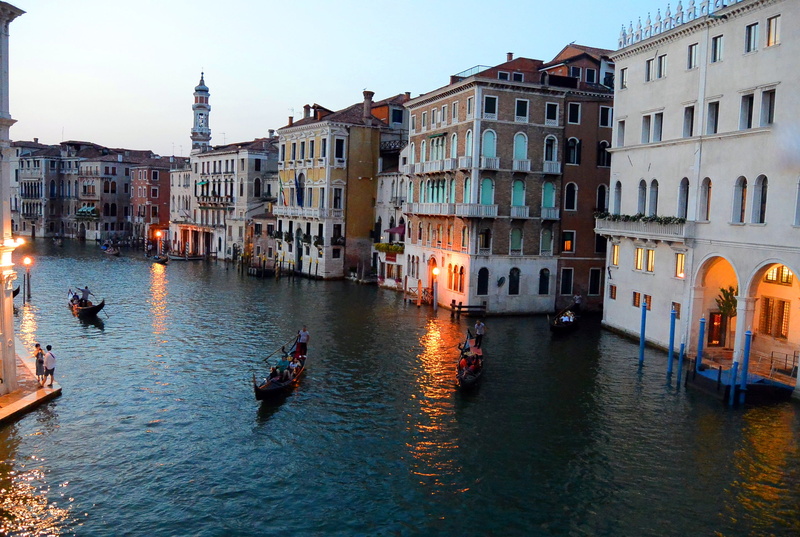 italy, rialto bridge, travel, holidays, travel destinations, buildings, incidental people, passenger craft, datytime, people, nautical vessel, holiday