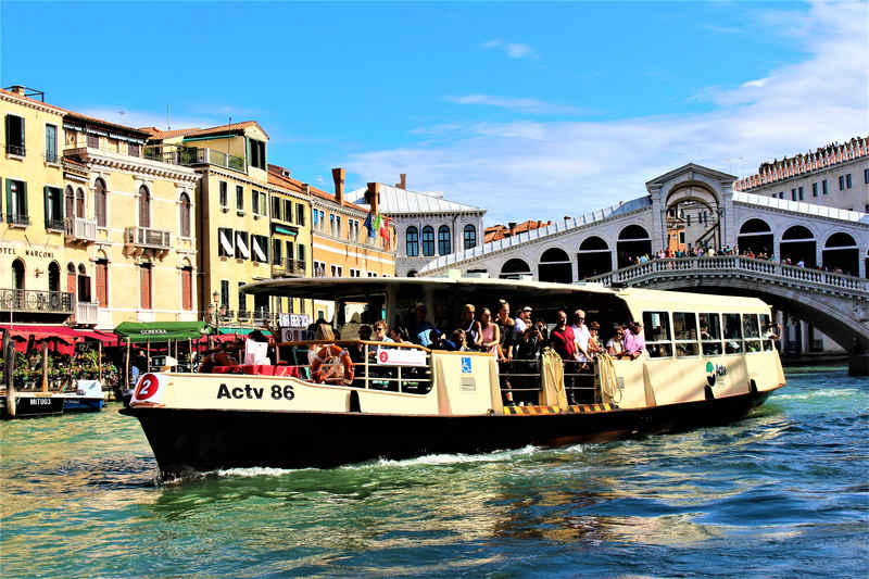building, boat, water, crowd, transportation, colorful, bro, old house, passenger boat, built structure, travel, italy, mode of transportation, picturesquely