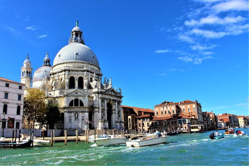 boat, built structure, transportation, church, architecture, himmel, dome, travel, building exterior, boats, tourist, travel destinations, cloud, sky, italy