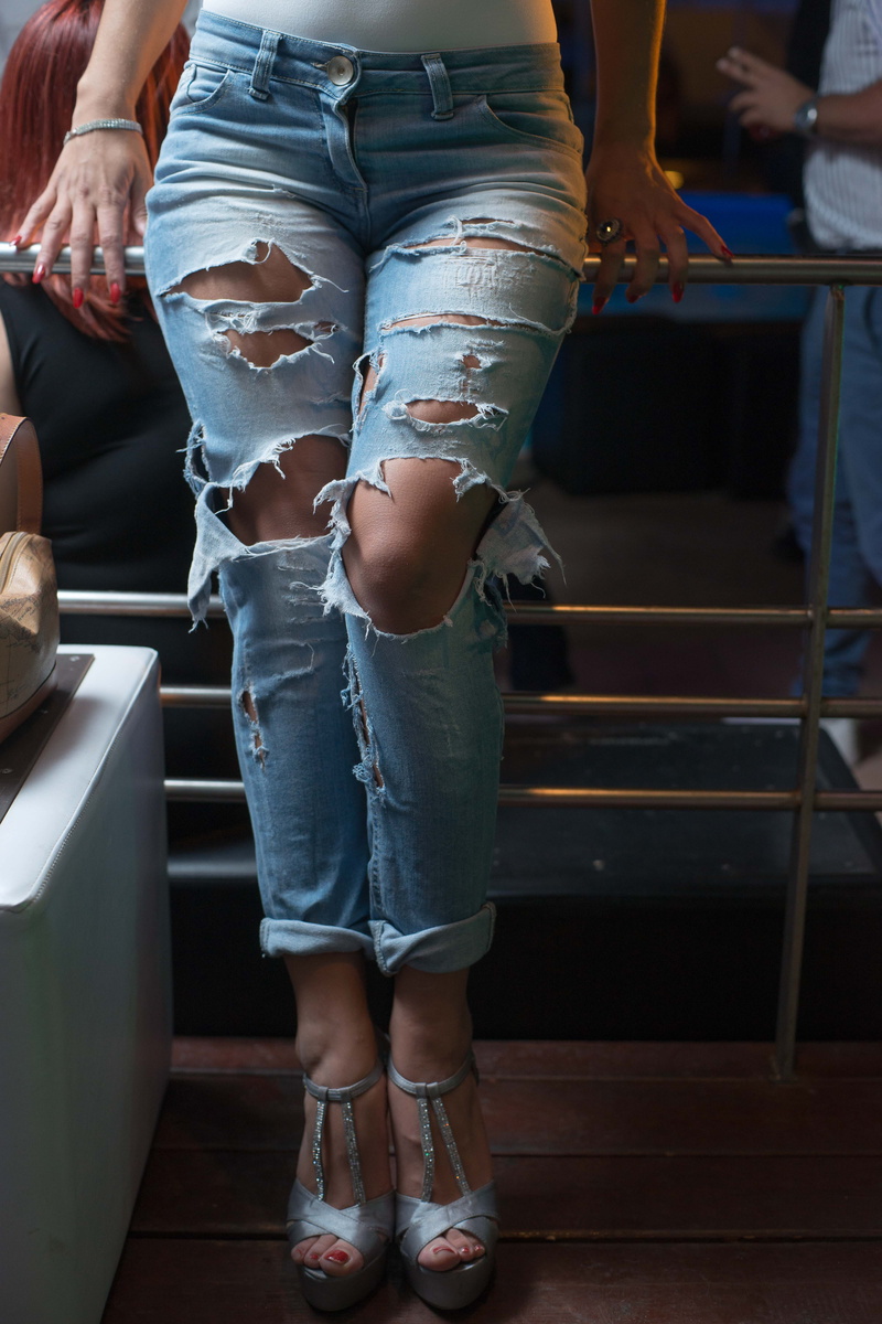 ragazza, real people, human foot, human limb, staircase, men, adult, moda, people, jeans, body part, standing, women, human leg, indoors, human body part
