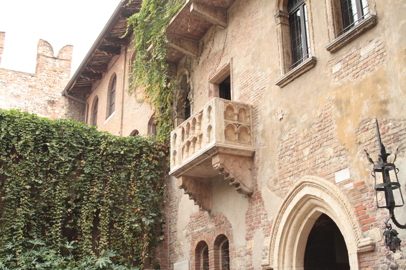 alley, no people, balcony, low angle view, old, art, day, juliet, architecture, verona, wall - building feature, outdoors, the past, building exterior