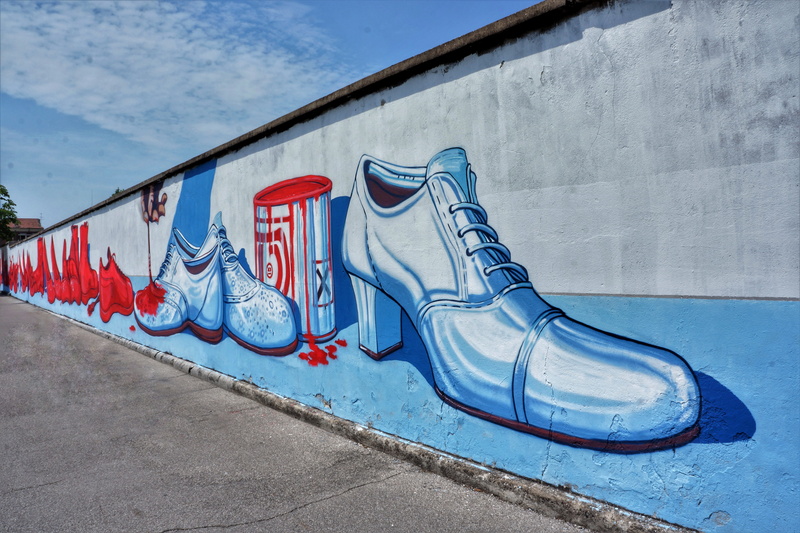 sunlight, retaining wall, art and craft, in a row, canvas shoe, building exterior, 5K, blue, shoe, wall - building feature, day, shoes, creativity, absence