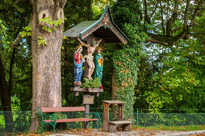 lifestyles, real people, passion, way of the cross, tree, males, togetherness, plant, crucifixion, standing, casual clothing, bonding, positive emotion