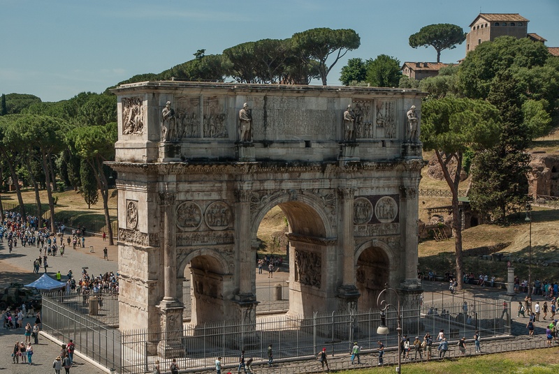 travel destinations, crowd, large group of people, arch, architecture, incidental people, day, outdoors, history, monument, tourism, real people, built structure