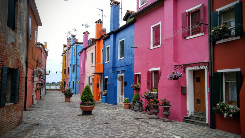 street, houses, sea, built structure, row house, venice, nature, color, multi colored, italia, potted plant, 5K, building exterior, narrow, building, pink
