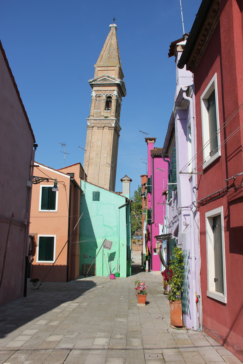 clock, belief, nature, no people, residential district, direction, burano, footpath, built structure, religion, sunlight, 5K, alley, outdoors, day, building exterior