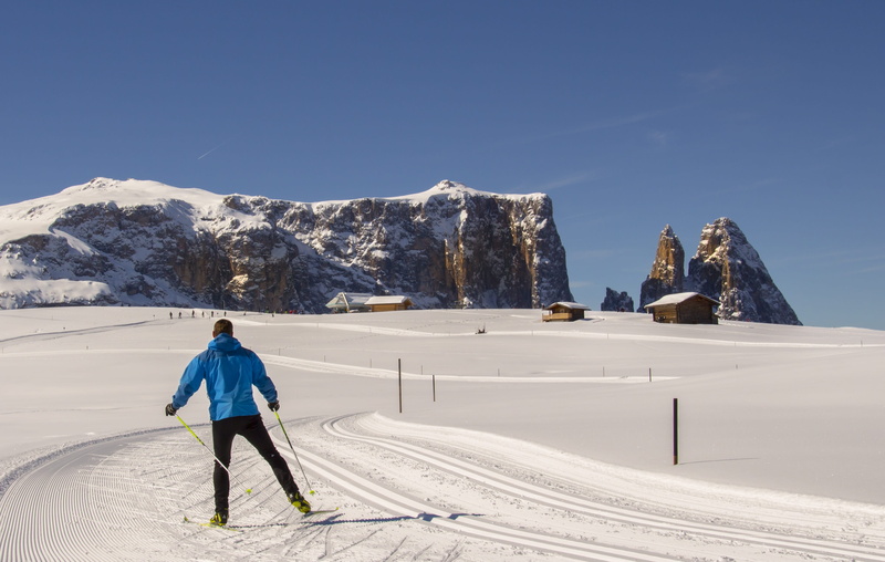 sky, trail, full length, cold temperature, skatin, sport, real people, men, snowcapped mountain, schlern, ski-wear, south tyrol, seiser alm, dolomites