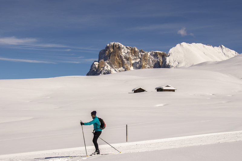 full length, lifestyles, dolomites, real people, cloud - sky, snow, white color, scenics - nature, 4K, sky, day, mountain range, mountain, nature, outdoors