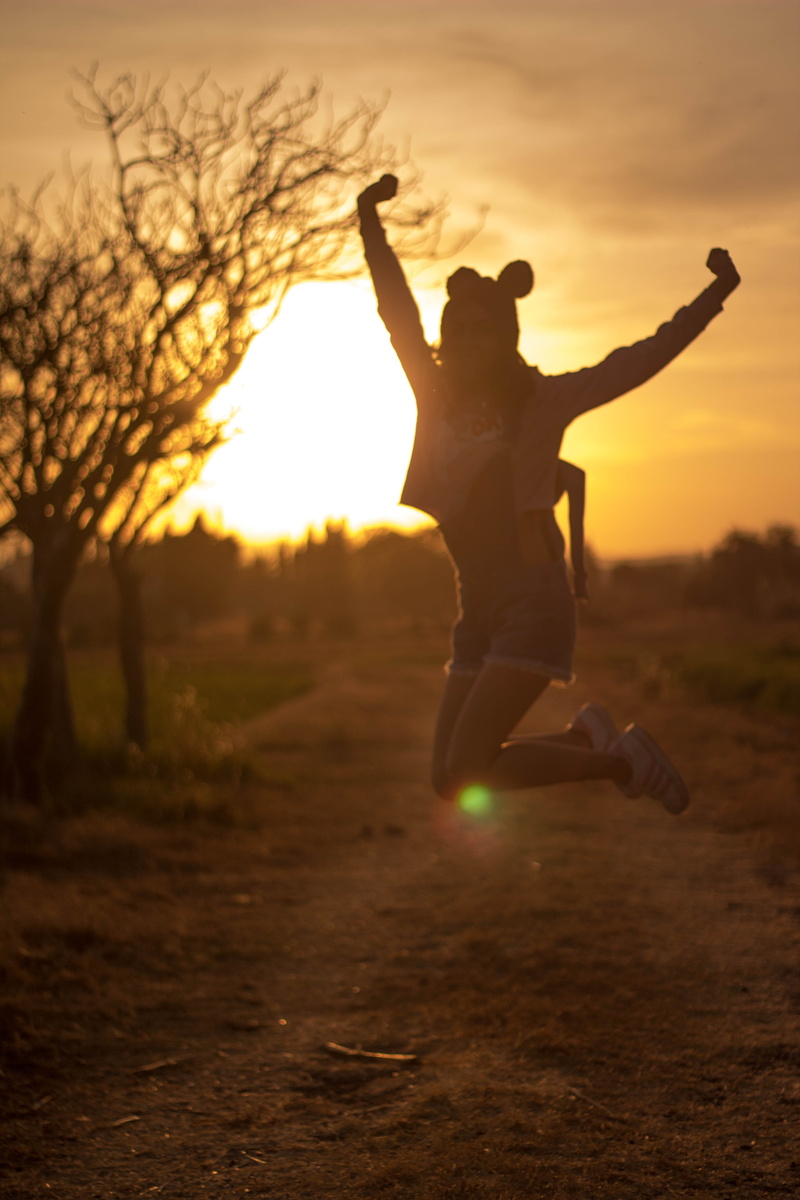 mujer, cálido, one person, 5K, leisure activity, tree, arms raised, bonita, girl, funny, paisaje, lens flare, sky, real people, diversión, belleza, land