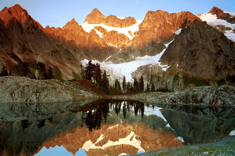 hielo, 1080P, lago, pinos, agua, mountains, rocas, reflections, trees, glaciar