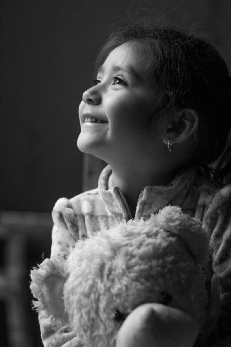 black background, juegos, juguetes, happiness, blanco y negro, portrait, rostros, retrato, one person, looking away, headshot, looking, nostalgia, child
