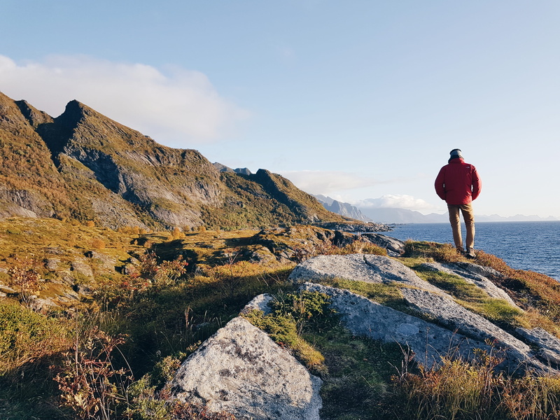 rear view, noruega, standing, outdoors, tranquility, one person, sky, views, formation, lofoten, beauty in nature, lifestyles, rock, full length, idyllic