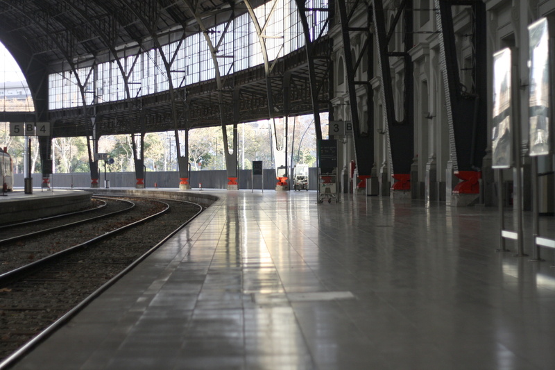 tren, built structure, reflection, vacía, day, nature, railroad station platform, platform, barcelona, indoors, surface level, transportation, public transportation