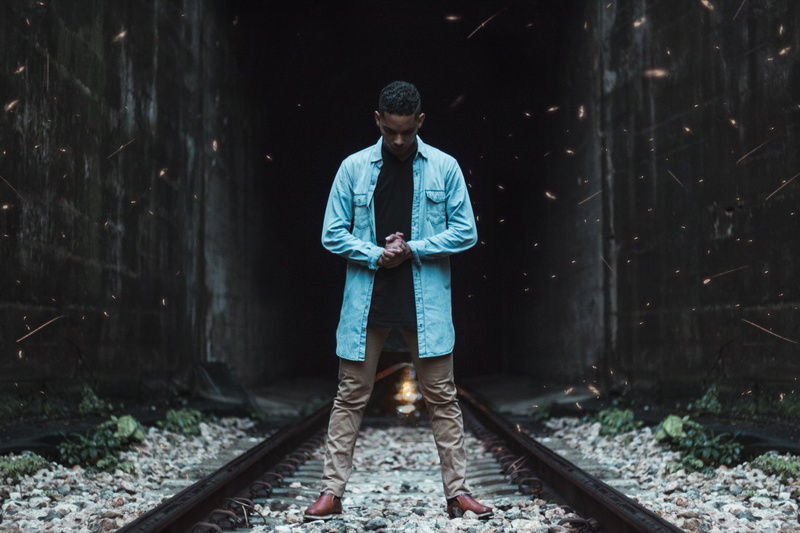 casual clothing, dirt road, front view, railway, human, train, tren, overcoat, clothing, lifestyles, transportation, leisure activity, day, 5K, full length
