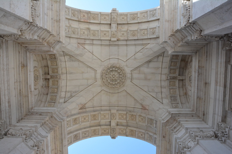 lisboa, architecture, europe, portugal, built structure, architectural column, directly below, 5K, ornate, day, travel destinations, design, triumphal arch
