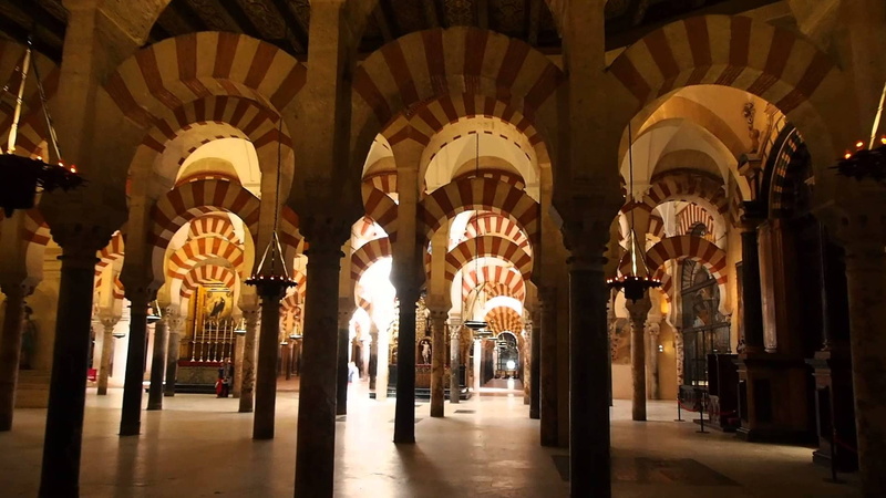 lighting equipment, ornate, architectural column, travel destinations, architecture, belief, columnas, ceiling, arch, the way forward, in a row, repetition