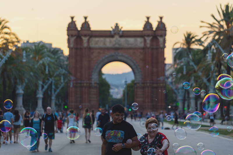 triumphal arch, day, crowd, vulnerability, nature, bubble, elders, standing, men, leisure activity, 1080P, adult, city, bubbles, fragility, soap sud, place