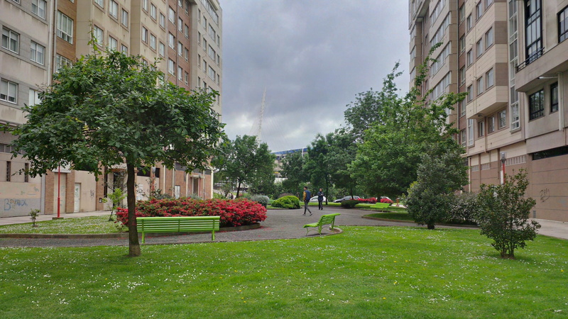 tree, jardin, grass, green color, full length, parque, gris, leisure activity, la coruña, lifestyles, architecture, rojo, built structure, cloud - sky