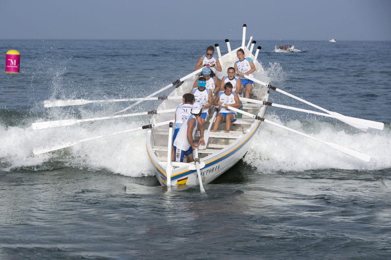 ola, men, nautical vessel, horizon over water, outdoors, 5K, day, sport, quinoal, mar, sea, deporte, la carihuela, water, quino, jábega, horizon, barca de jábega