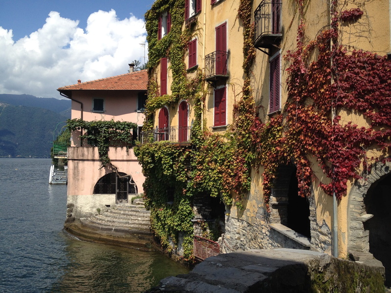 architecture, house, city, building exterior, lake como, nature, building, italy, plant, sunlight, 1080P, no people, residential district, outdoors, built structure