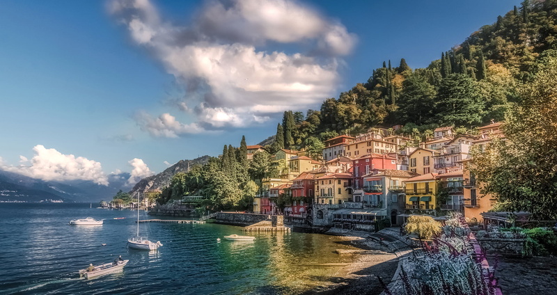 mountains, Italy, clouds, lake, Varenna, home, Como Lake, shore, the sun, trees, 1080P, boats