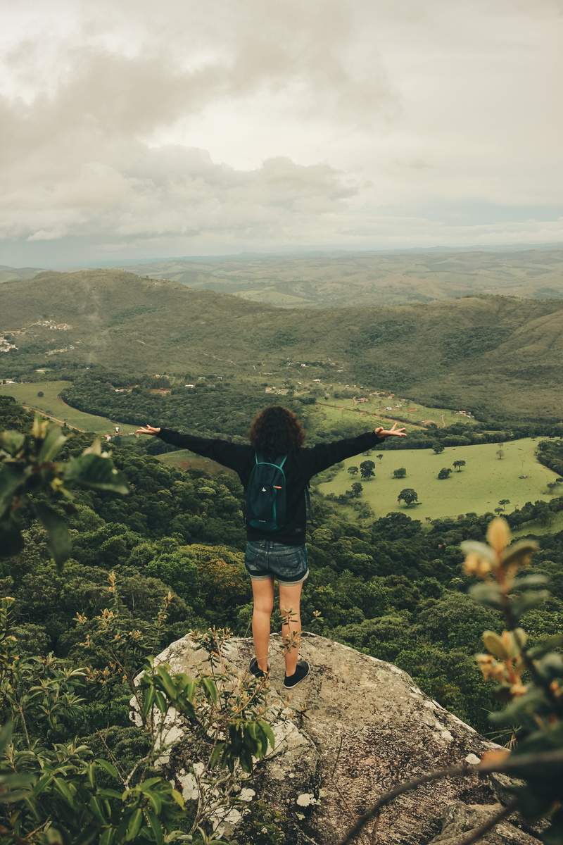 top, cloudy sky, rock, high angle shot, montanha, trees, backpack, environment, hill, leisure activity, standing, day, rear view, one person, grass, sleeved