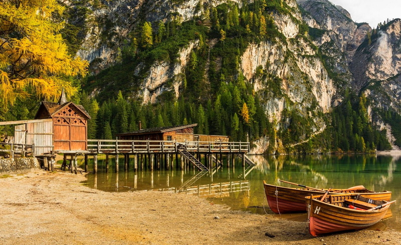 nature, beauty in nature, Italy, outdoors, lake, mode of transportation, built structure, mountain, cliff, water, day, tranquility, mountains, trees, tree