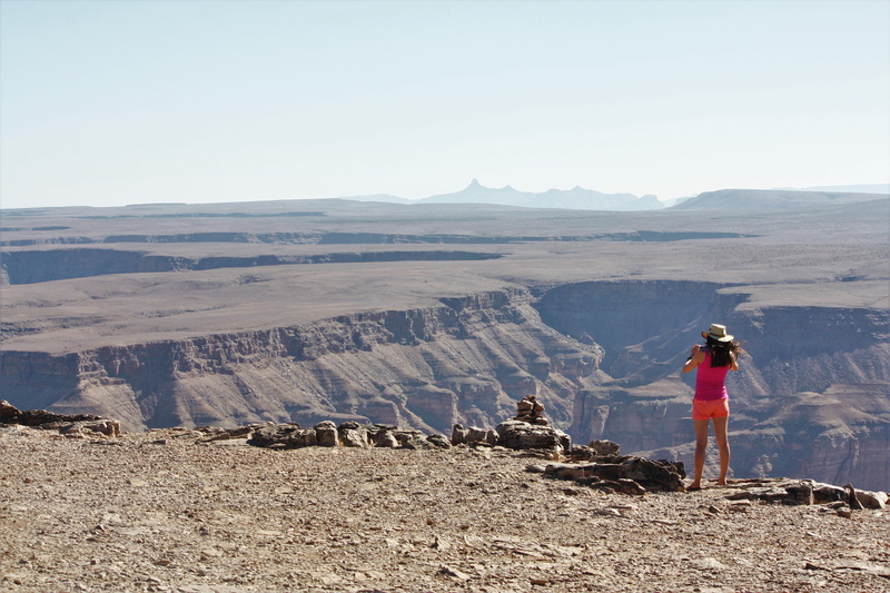 person, scenics - nature, outdoors, taking photo, canyon, nature, leisure activity, environment, landscape, desierto, sky, beauty in nature, woman, tranquil scene