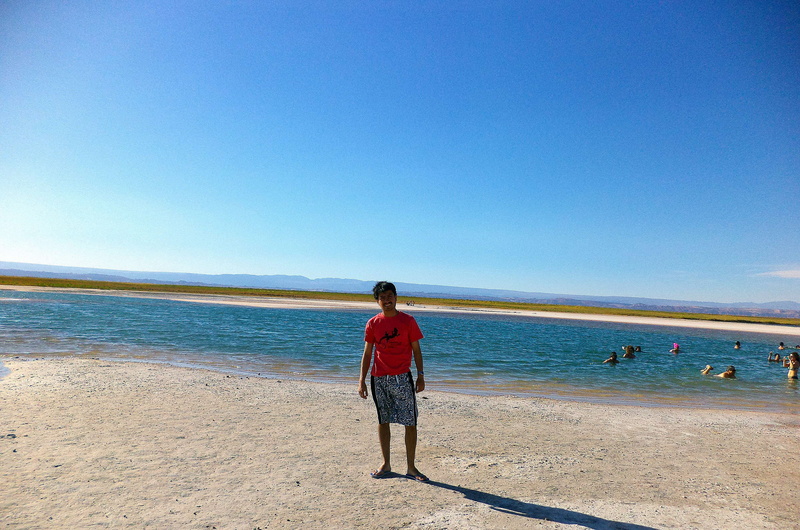 copy space, horizon over water, scenics - nature, casual clothing, beauty in nature, outdoors, ojos del salar, beach, land, nature, sea, desierto, one person