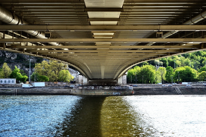 tree, bridge - man made structure, diminishing perspective, outdoors, river, 1080P, reflection, arch, nature, ceiling, duna, architectural column, underneath