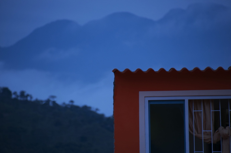 building exterior, low angle view, paisaje, no people, roof, architecture, ventana, hogar, building, sky, outdoors, built structure, campo, montañas, mountain range
