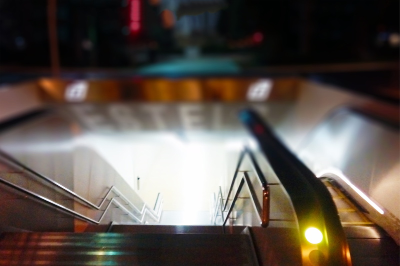 close-up, escalera, absence, escalator, reflection, musical equipment, night, illuminated, stage, paper, selective focus, ciudad, luz, empty, calle, sensaciones