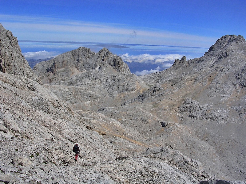 day, cloud - sky, real people, mountain range, mountaineering, mountain, formation, 1080P, one person, beauty in nature, non-urban scene, sky, nature