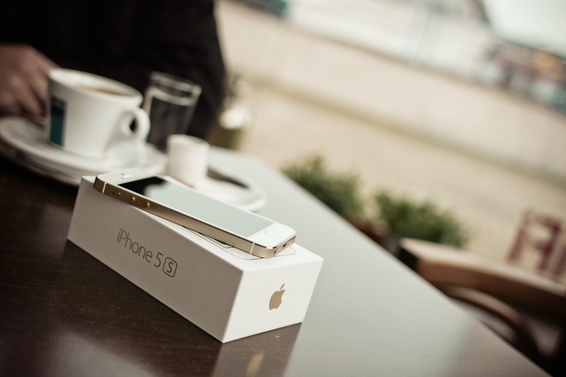 4K, box, unboxing, iPhone 5S, table, focus on foreground, mug, human Hand, selective focus, food and drink, cash register, technology, coffee cup, coffee shop
