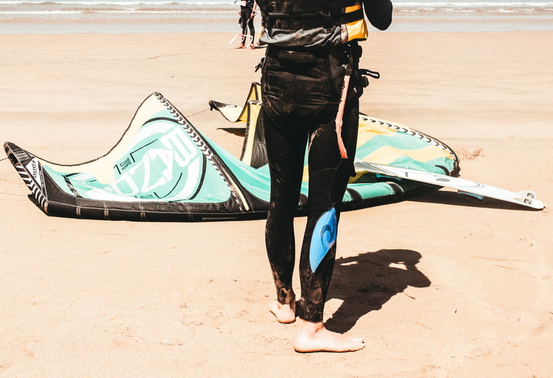 barefooted, surf, outdoors, person, day, extreme sport, sand, 4K, land, nature, maroc, rear view, board, man, sport, wetsuit, water, praium, beach, black