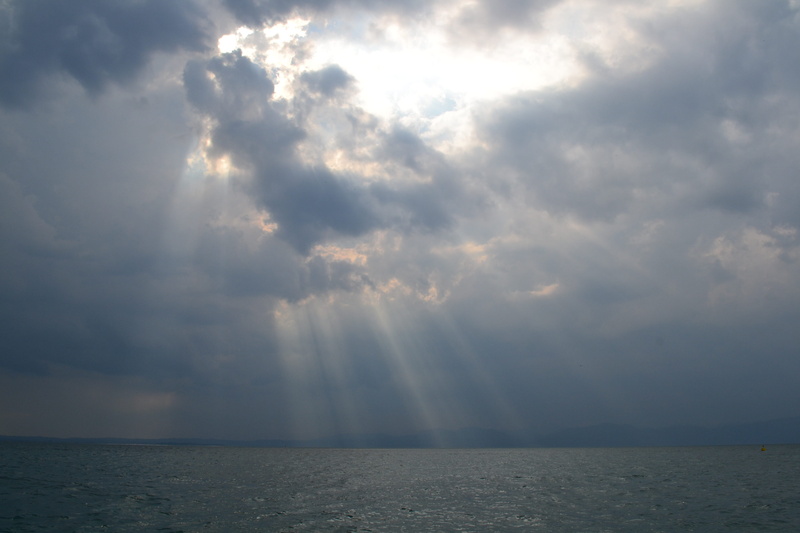 view, sky, beauty in nature, sunbeam, horizon over water, Clouds, dramatic sky, lake, sunlight, Lago Di Garda, sea, rain, west, storm, outdoors, 4K, horizon