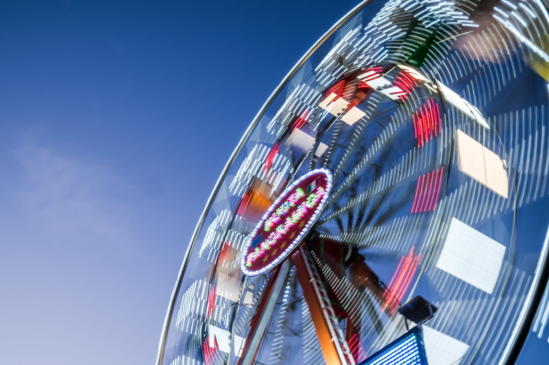 building exterior, azure sky, town, ferris, clear, carnival, built structure, landscape, daytime, urban, nature, park, sky, amusement park ride, 5K, architecture