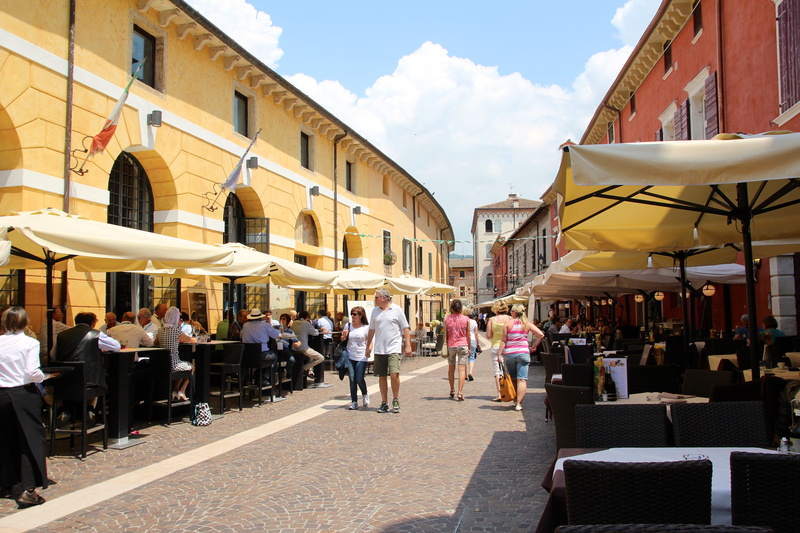 adult, cafe, men, nature, city, building exterior, crowd, built structure, cloud - sky, place, large group of people, shopping zone, sky, downtown, group of people