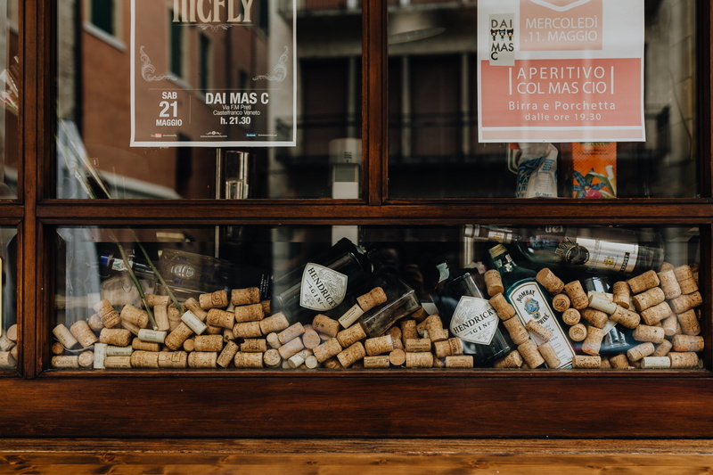 information, store, castelfranco veneto, buildings, spring, no people, large group of objects, abundance, castelfranco, glass - material, 4K, sale, shelf