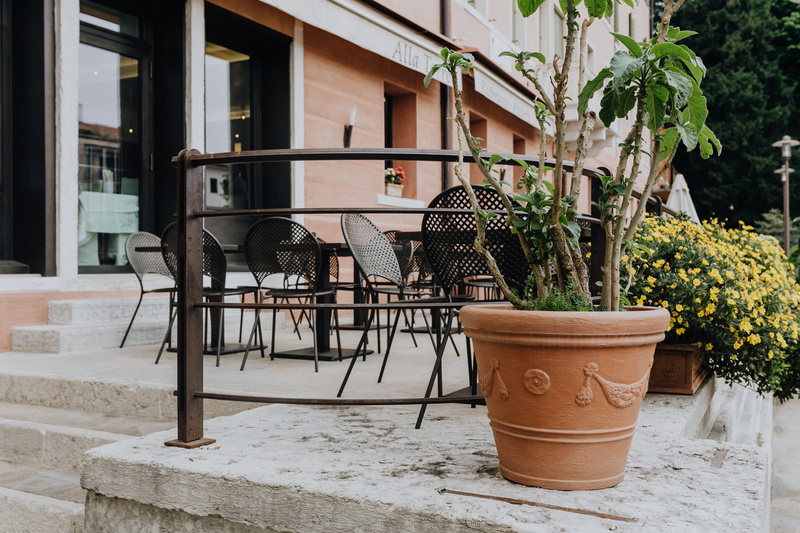 day, chair, spring, house, absence, front or back yard, may, veneto, no people, castelfranco veneto, table, Italy, houseplant, window, architecture, seat