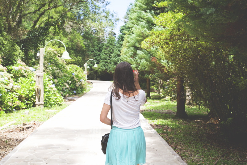 casual clothing, grass, lifestyles, standing, brazil, lago negro., real people, three quarter length, gramado, footpath, outdoors, green color, adult, women