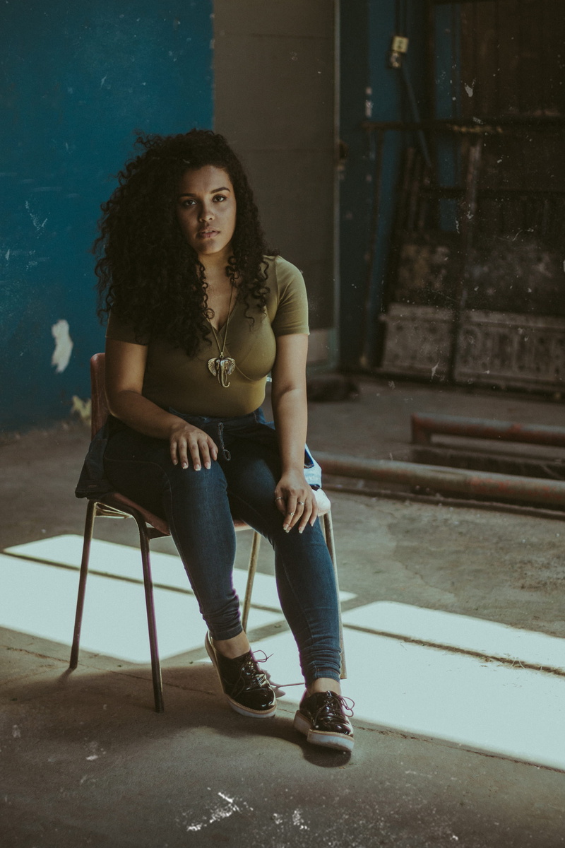 hairstyle, long hair, belo horizonte, hair, women, front view, apparel, 2K, human, sitting, curly hair, lifestyles, photograph, young women, footwear