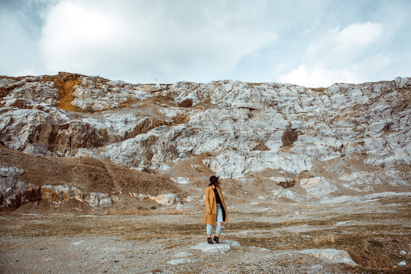 beauty in nature, adult, real people, cloudy, standing, nature, 5K, mountain, near, cliff, one person, floor, scenics - nature, leisure activity, female