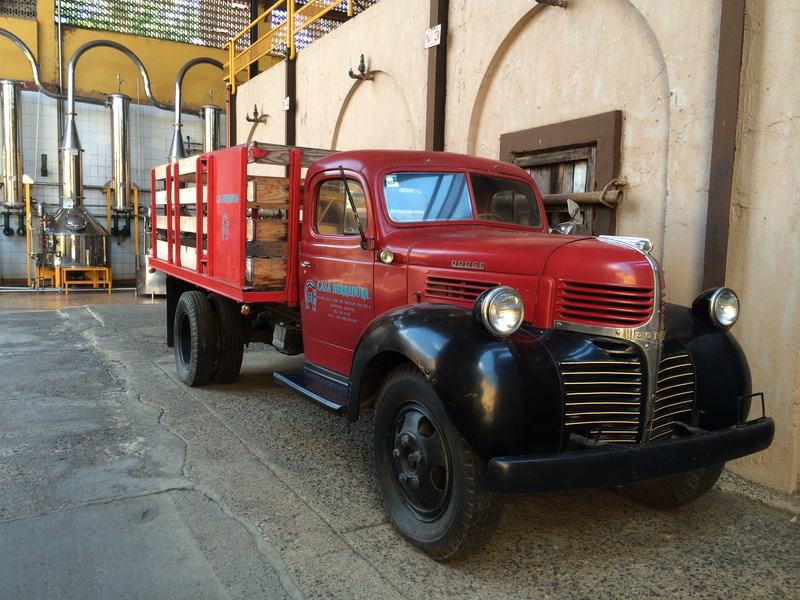 old-fashioned, mode of transportation, vintage, retro Styled, car, building, red, land Vehicle, architecture, vintage car, parking, mexico, old, day, arch