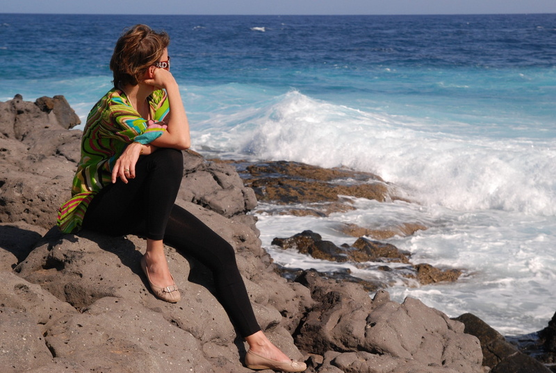 sea, wave, woman who thinks, beauty in nature, rock - object, 2K, gray, day, crew, one person, sitting, outdoors, real people, horizon, woman, scenics - nature